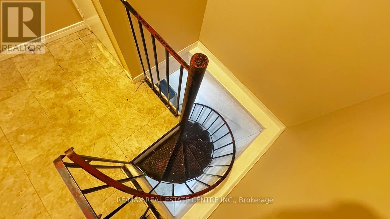 45 Wexford Road, Brampton, Ontario  L6Z 2W4 - Photo 5 - W12485664