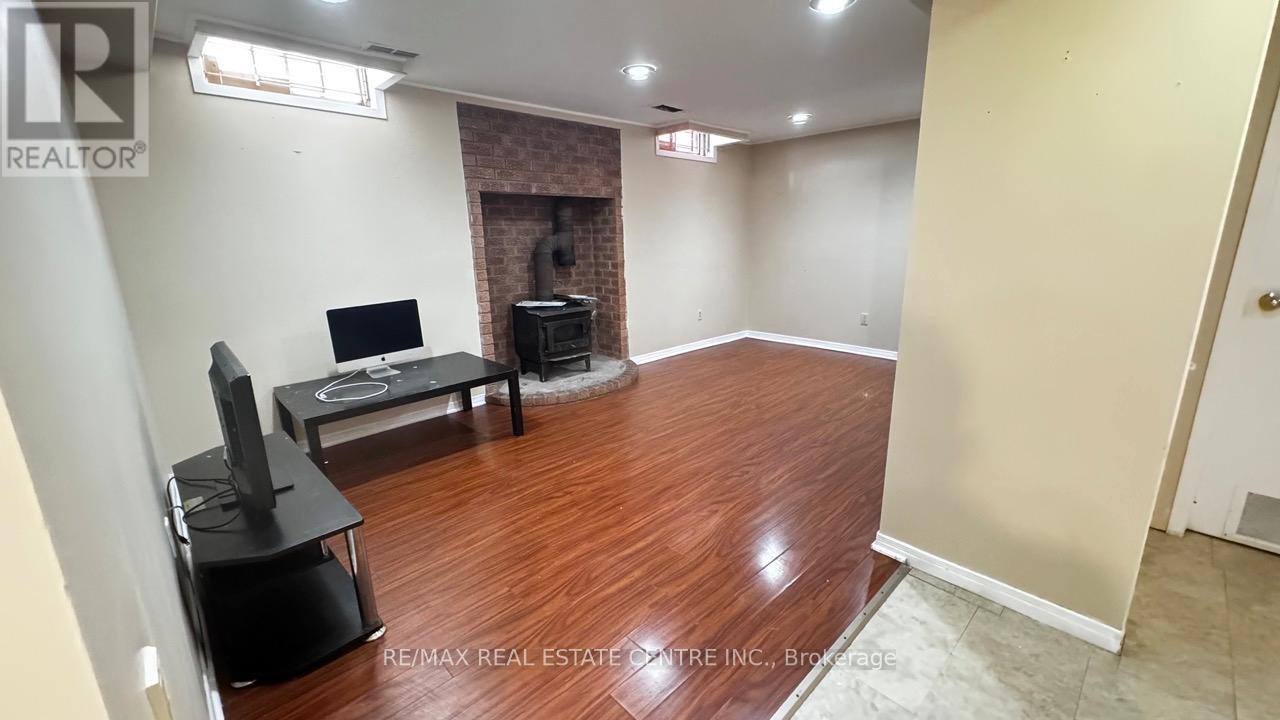 45 Wexford Road, Brampton, Ontario  L6Z 2W4 - Photo 9 - W12485664