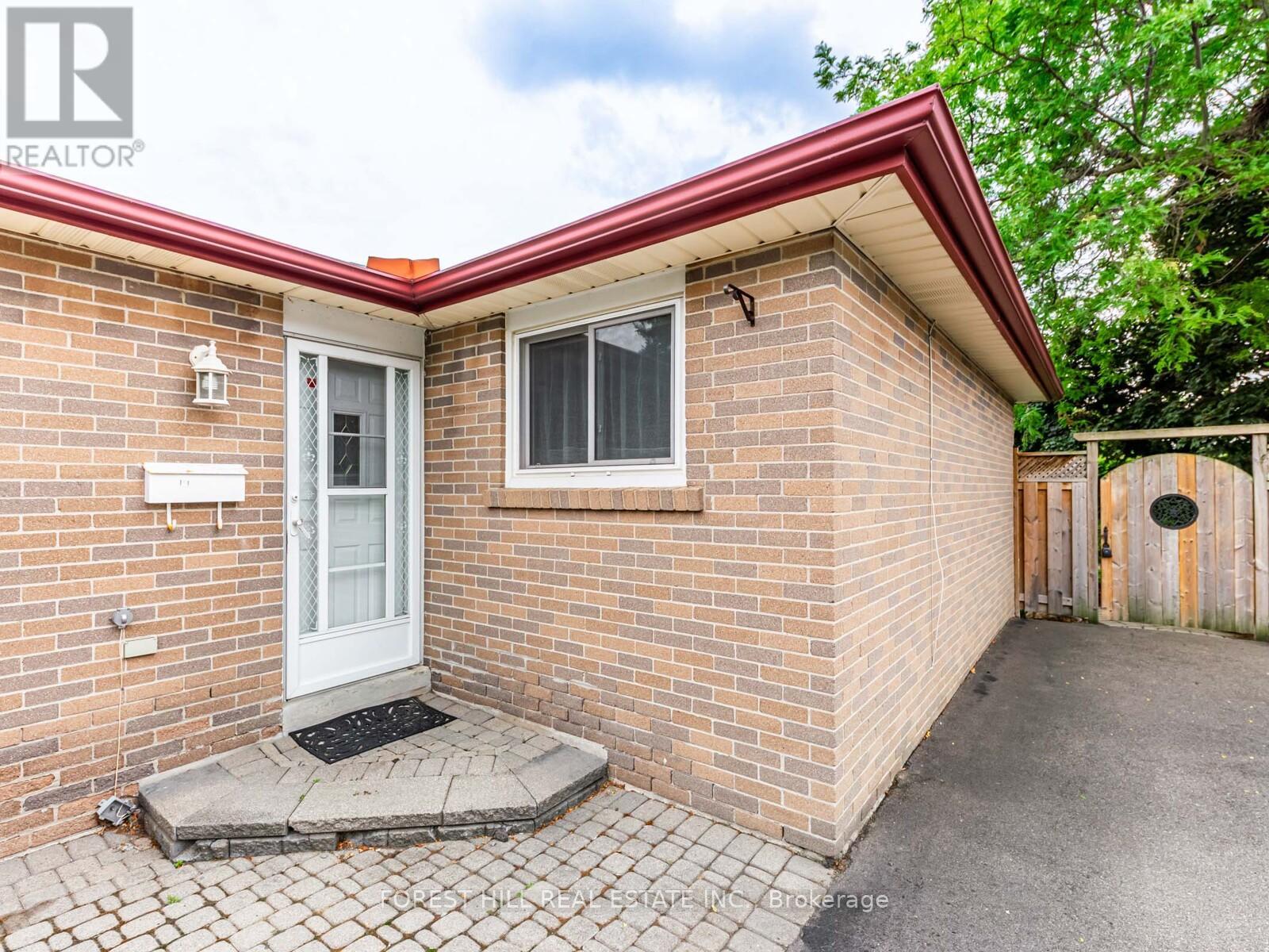 19 Drayton Crescent, Brampton, Ontario  L6T 3G6 - Photo 2 - W12485692