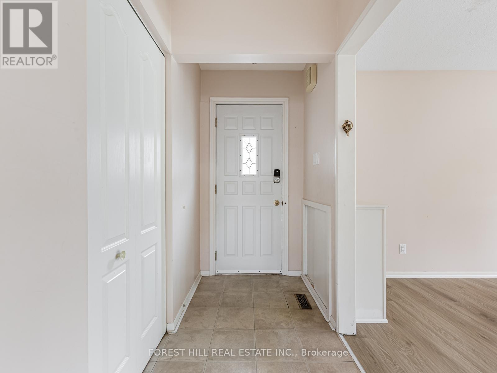 19 Drayton Crescent, Brampton, Ontario  L6T 3G6 - Photo 5 - W12485692