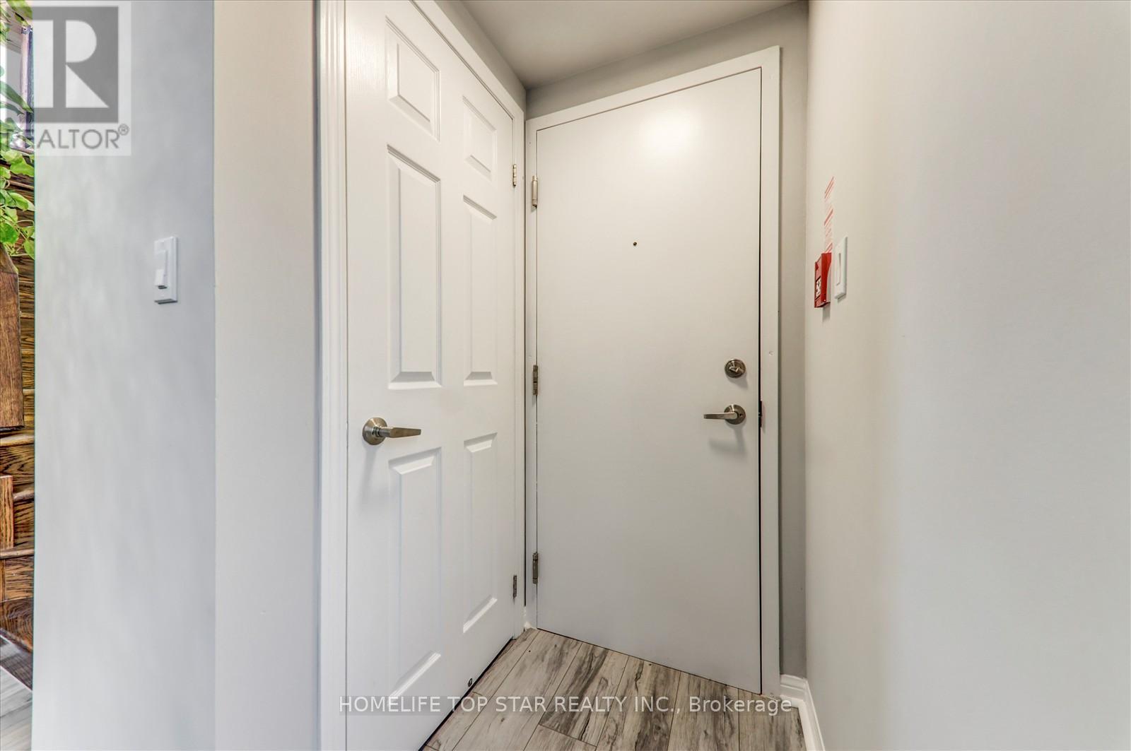 6 - 710 Neighbourhood Circle, Mississauga, Ontario  L5B 0B4 - Photo 9 - W12485730