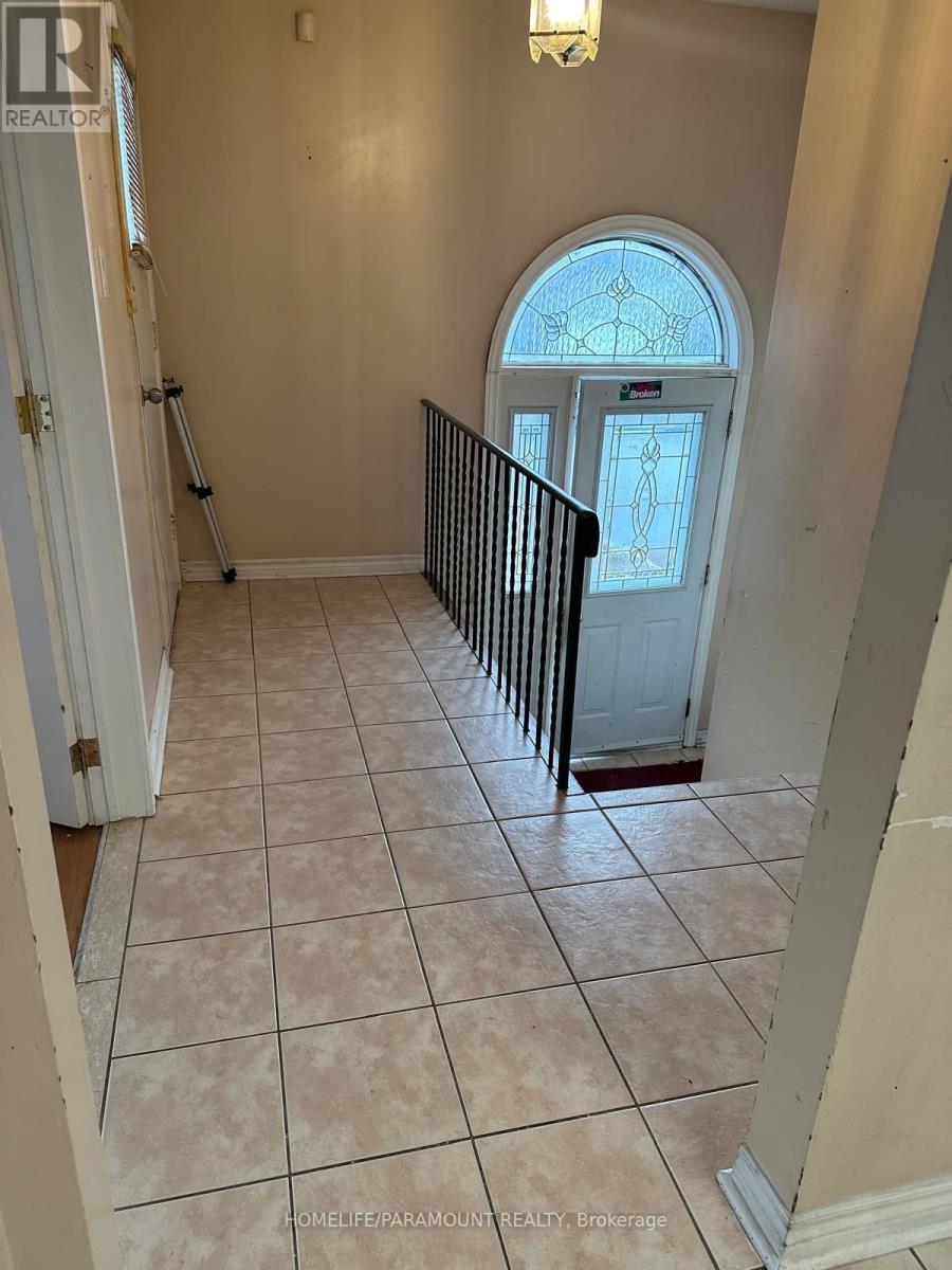 Front Unit - 151 Morton Way, Brampton, Ontario  L6Y 2P7 - Photo 3 - W12485732