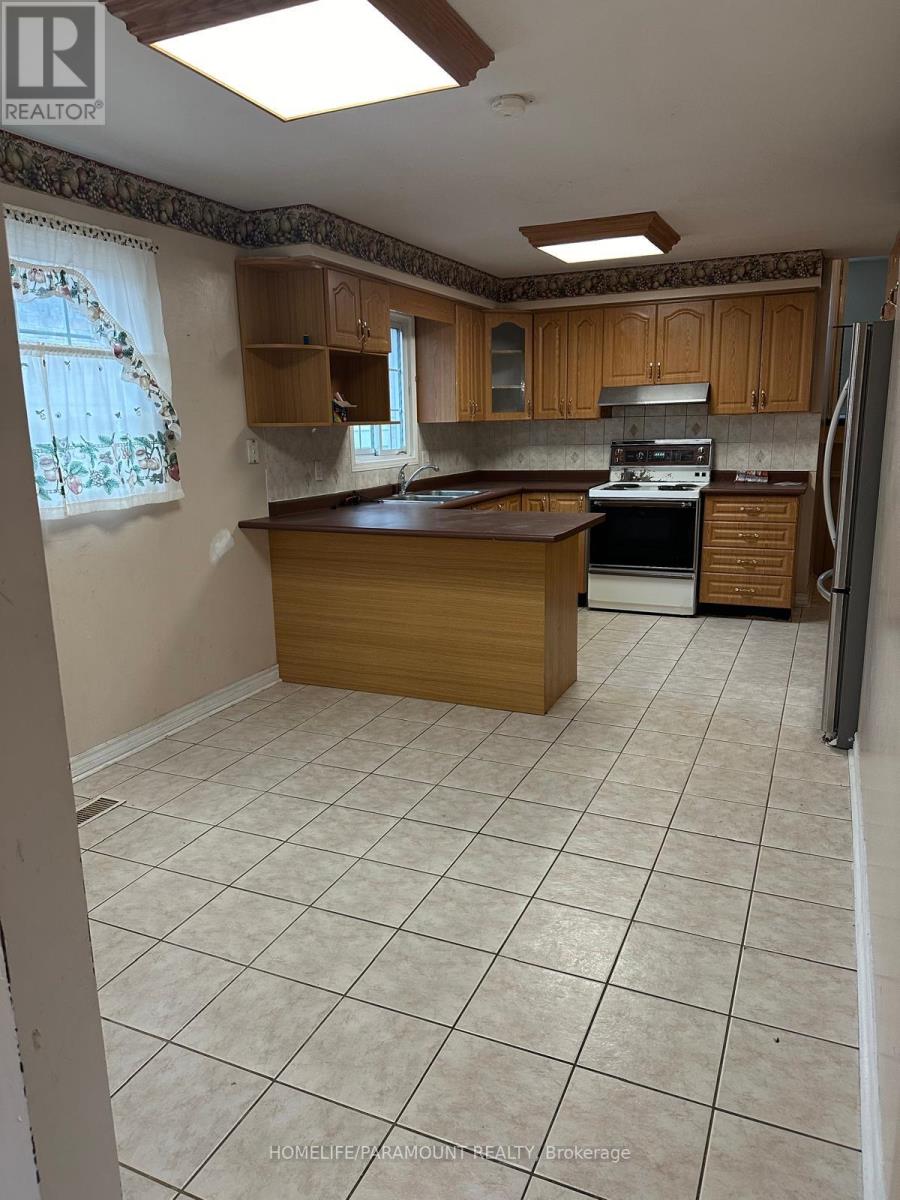 Front Unit - 151 Morton Way, Brampton, Ontario  L6Y 2P7 - Photo 4 - W12485732