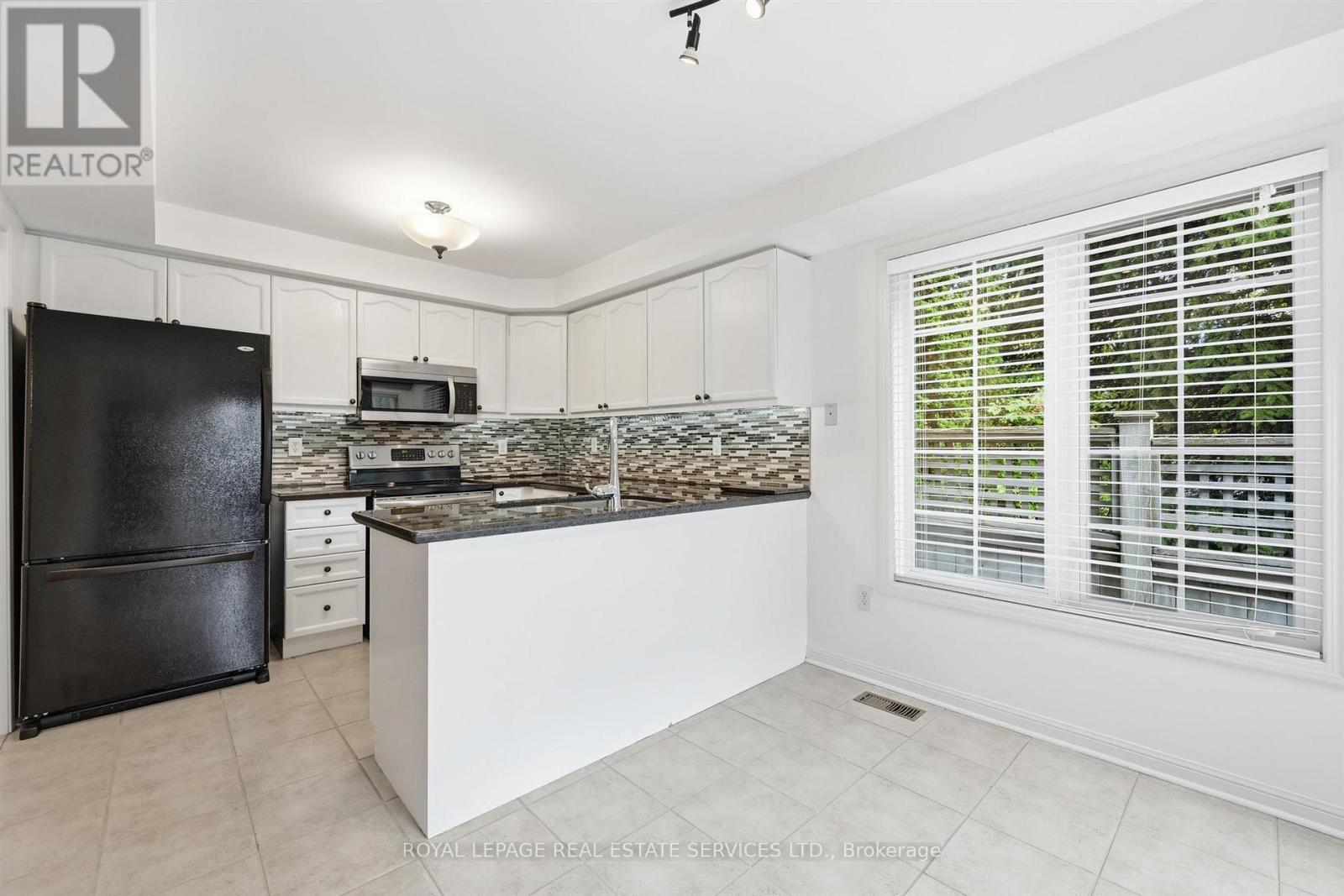 1324 Ashwood Terrace, Oakville, Ontario  L6M 4A7 - Photo 8 - W12485756