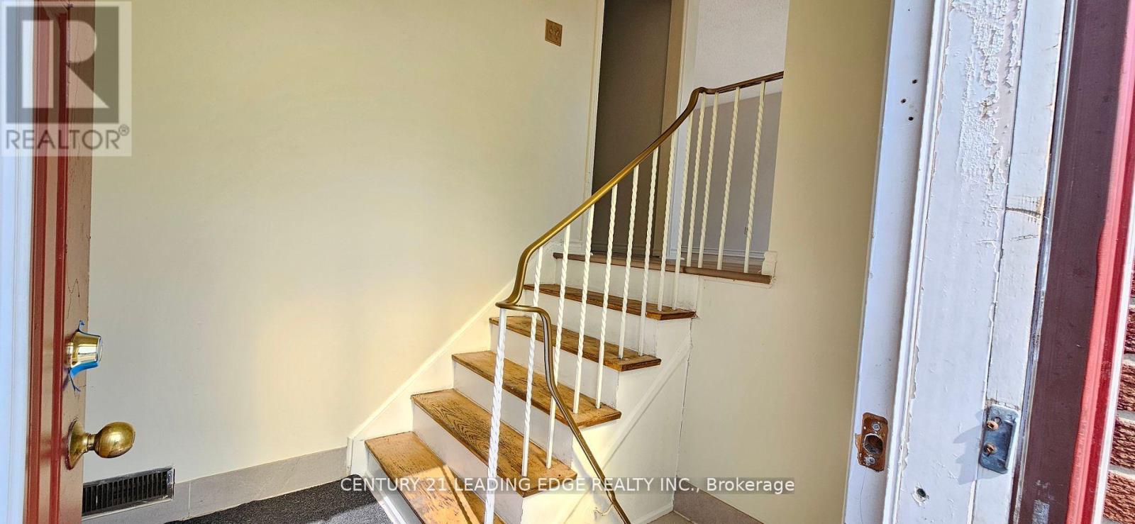 Upper - 39 Mallard Crescent, Brampton, Ontario  L6S 2T7 - Photo 3 - W12485784