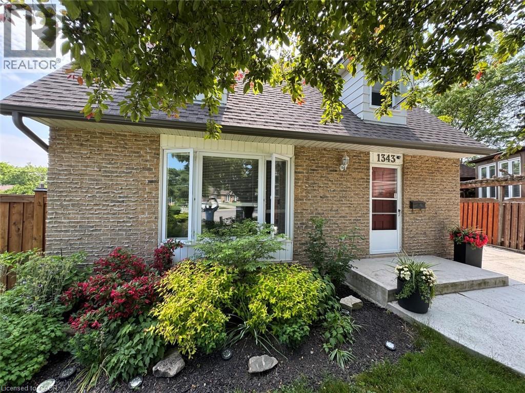 1343 Janina Boulevard, Burlington, Ontario  L7P 1K5 - Photo 3 - 40762499