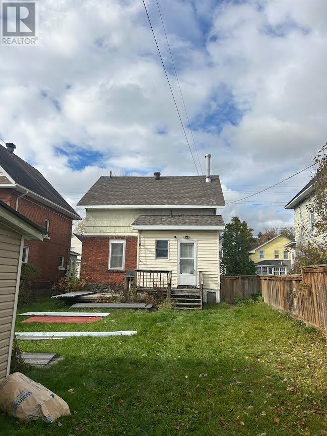 250 John St, Sault Ste. Marie, Ontario  P6A 1P5 - Photo 2 - SM253094