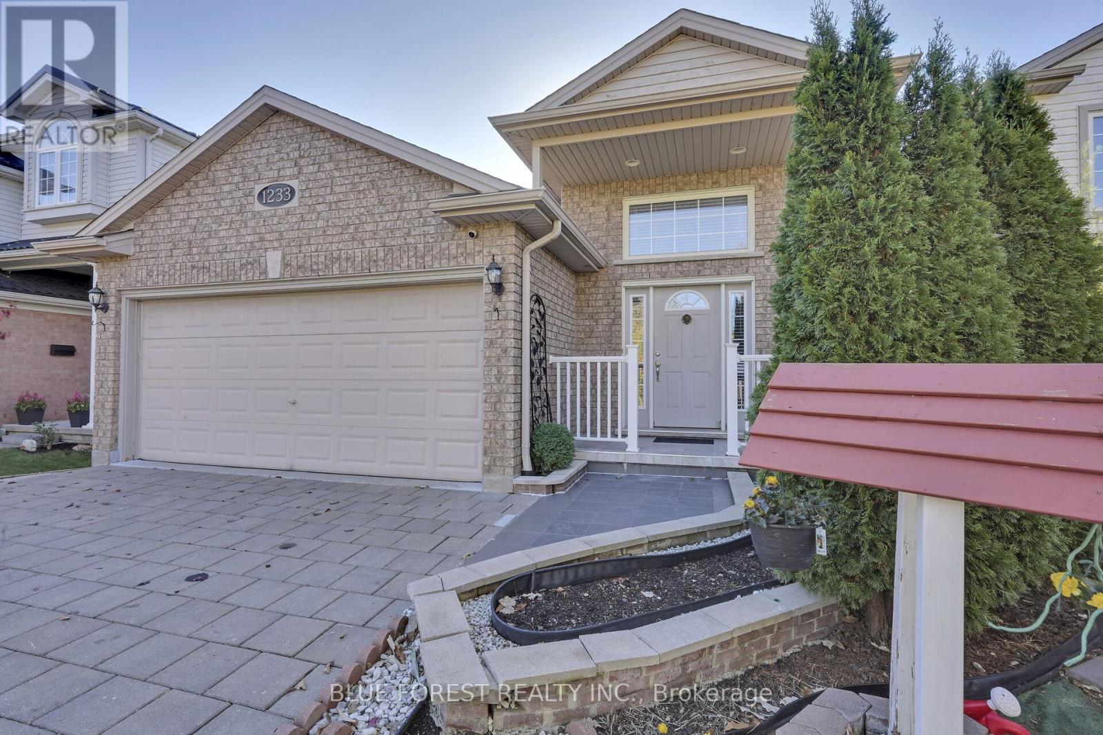 1233 Savannah Drive, London North, Ontario  N5X 4P2 - Photo 3 - X12485905