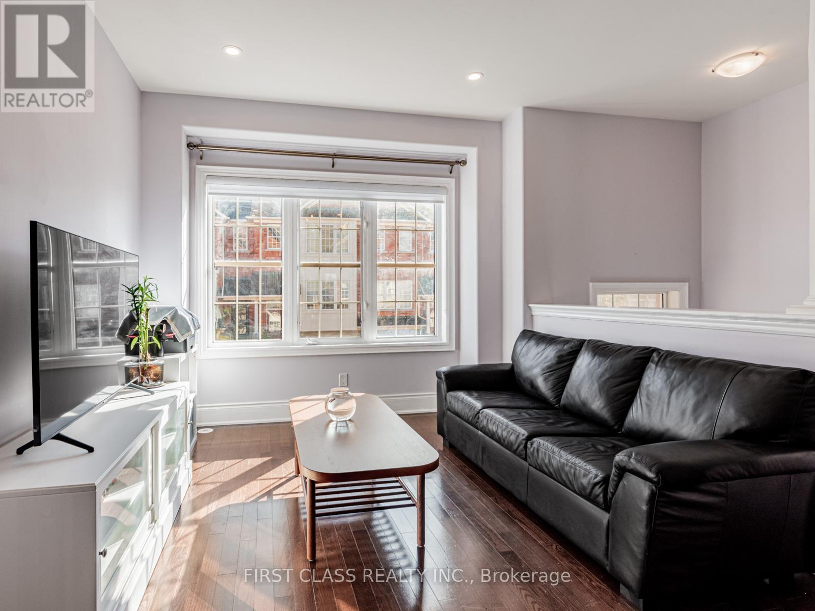 24 Golden Spruce Lane, Vaughan, Ontario  L6A 0J6 - Photo 4 - N12485787