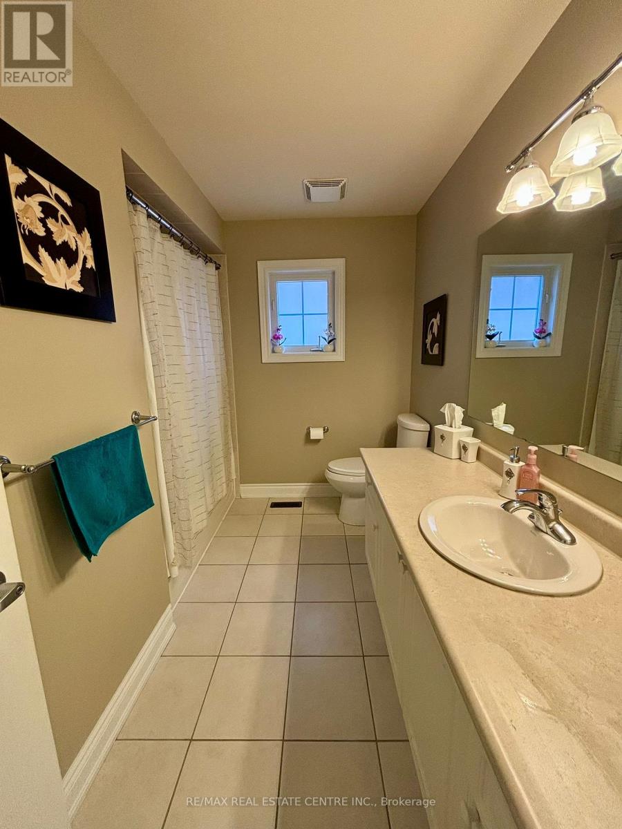 Upper Portion - 9 Belleville Drive, Brampton, Ontario  L6P 1V7 - Photo 20 - W12457672