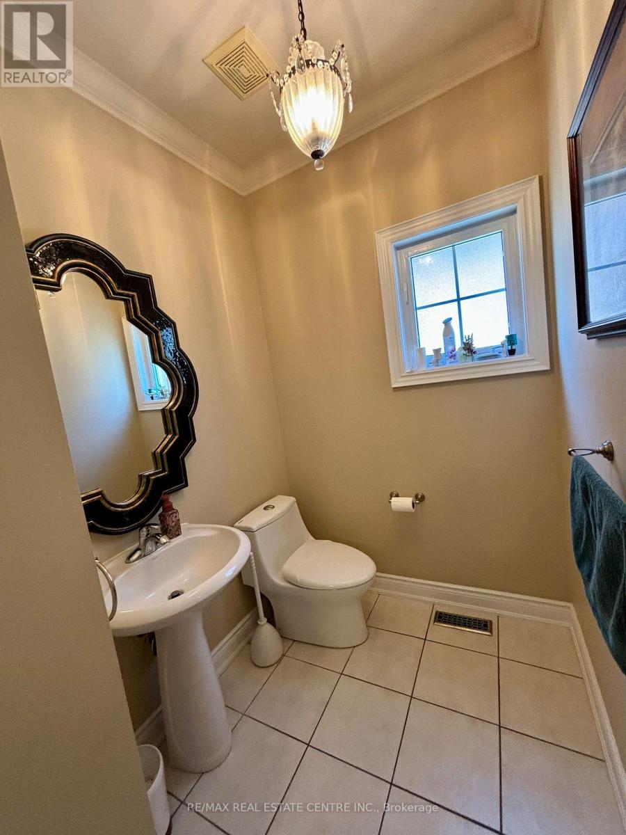 Upper Portion - 9 Belleville Drive, Brampton, Ontario  L6P 1V7 - Photo 10 - W12457672