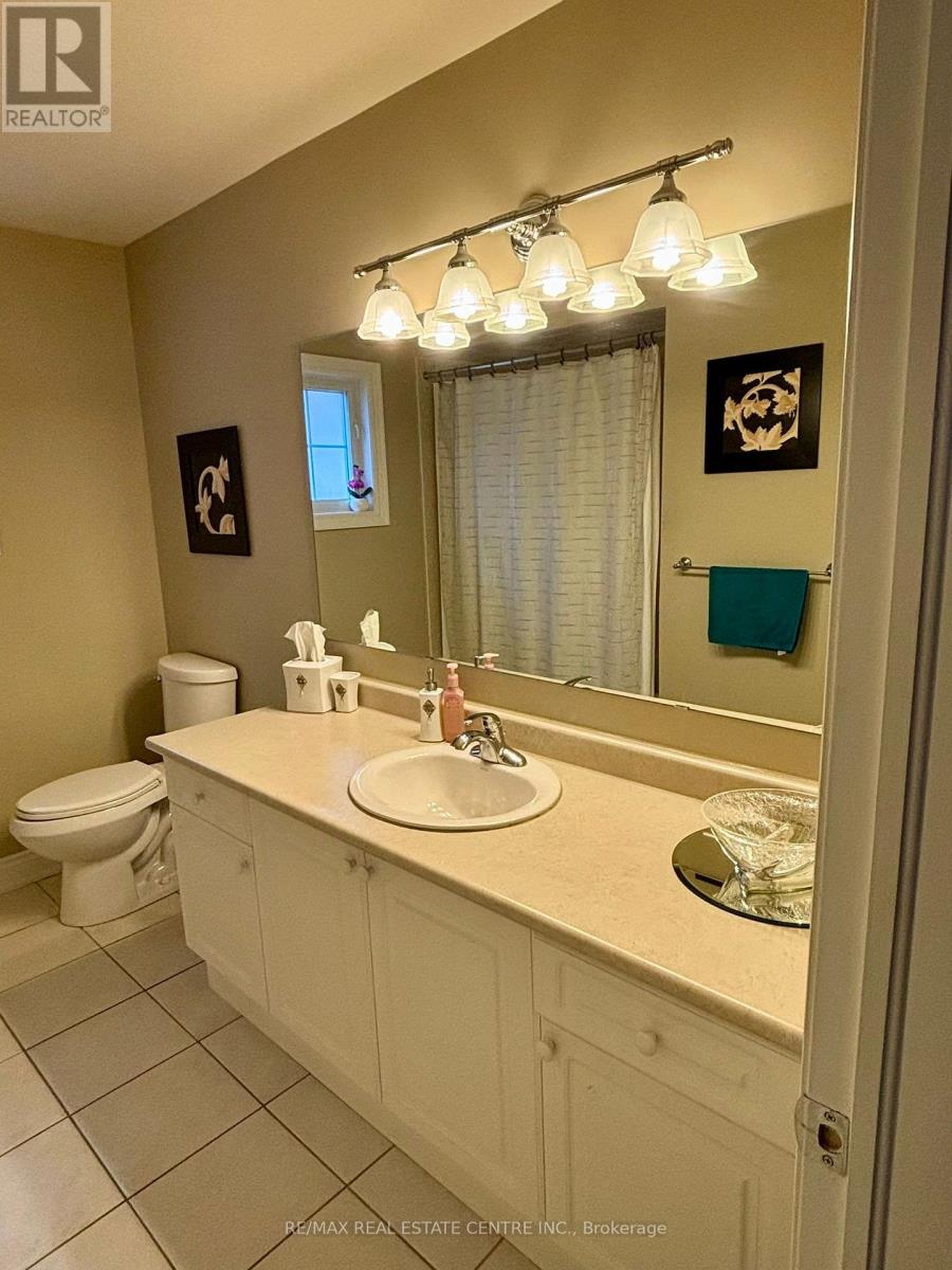 Upper Portion - 9 Belleville Drive, Brampton, Ontario  L6P 1V7 - Photo 19 - W12457672