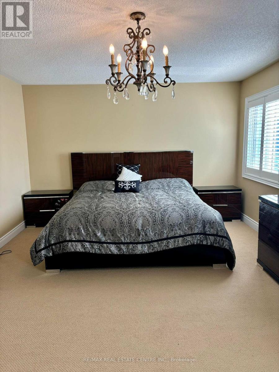 Upper Portion - 9 Belleville Drive, Brampton, Ontario  L6P 1V7 - Photo 12 - W12457672