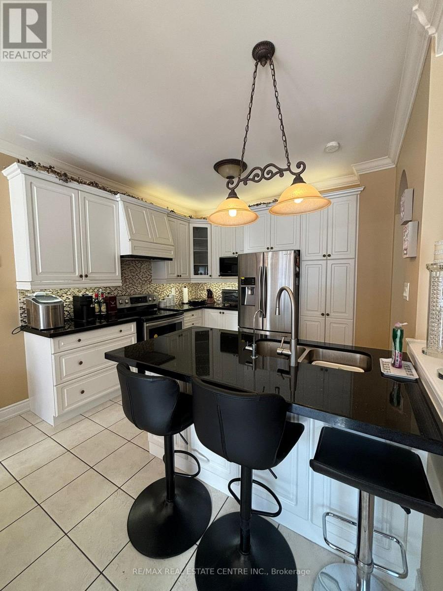 Upper Portion - 9 Belleville Drive, Brampton, Ontario  L6P 1V7 - Photo 9 - W12457672