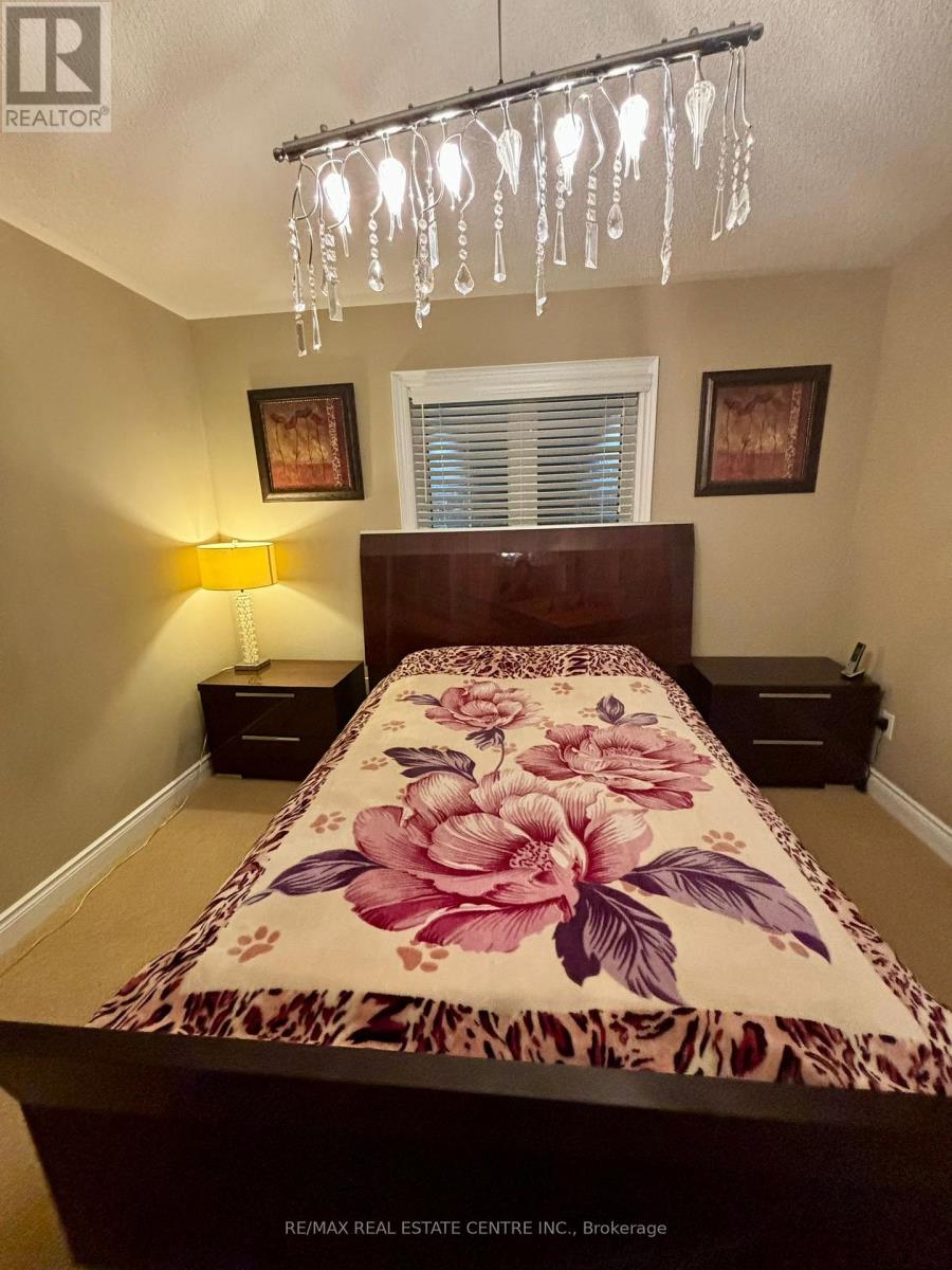 Upper Portion - 9 Belleville Drive, Brampton, Ontario  L6P 1V7 - Photo 18 - W12457672