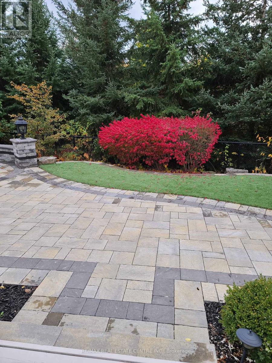 Upper Portion - 9 Belleville Drive, Brampton, Ontario  L6P 1V7 - Photo 24 - W12457672