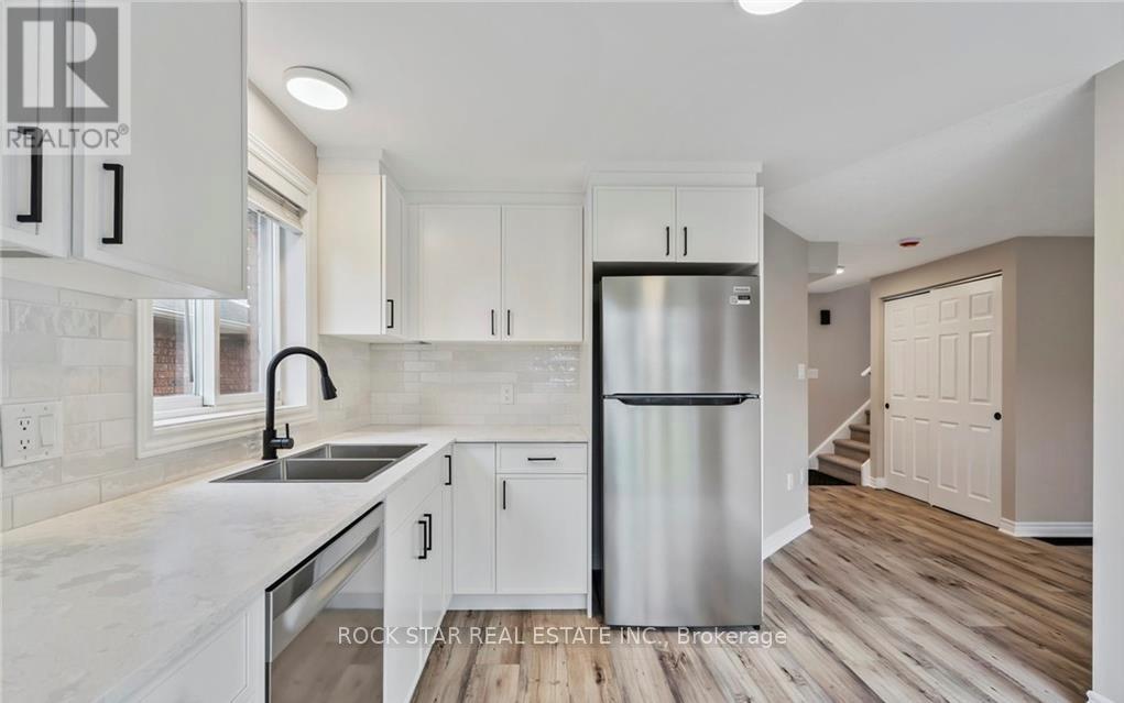 8 Ginger Drive, Barrie (Holly), Ontario  L4N 9Z2 - Photo 2 - S12485808