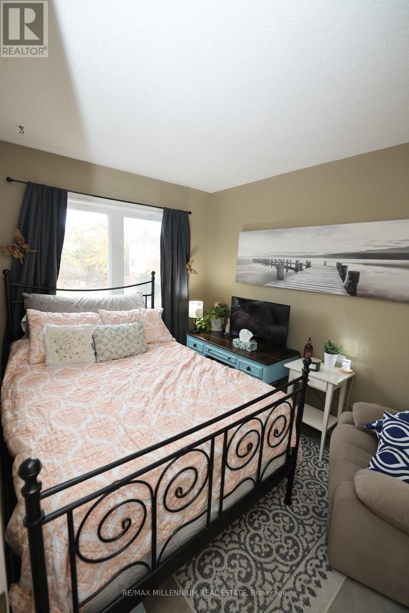 4 Stewart Maclaren Road, Halton Hills, Ontario  L7G 5L8 - Photo 11 - W12485321