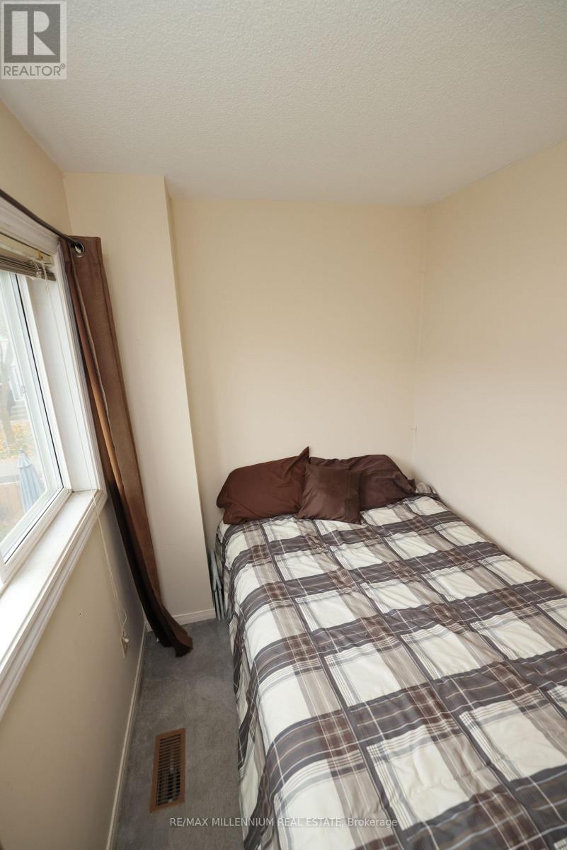 4 Stewart Maclaren Road, Halton Hills, Ontario  L7G 5L8 - Photo 13 - W12485321