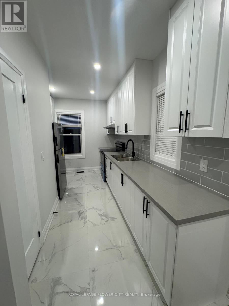 #upper - 414 Perth Avenue, Toronto, Ontario  M6P 3Y6 - Photo 4 - W12485790