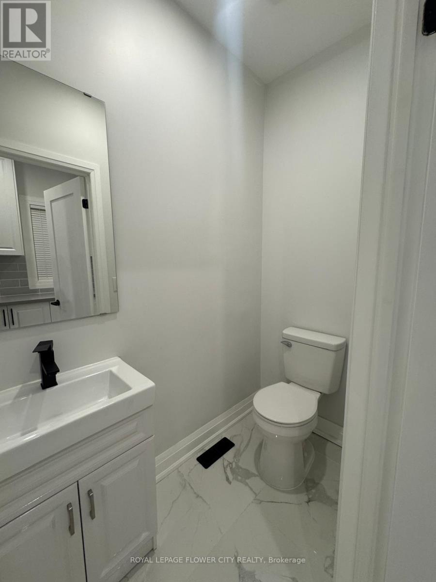 #upper - 414 Perth Avenue, Toronto, Ontario  M6P 3Y6 - Photo 9 - W12485790