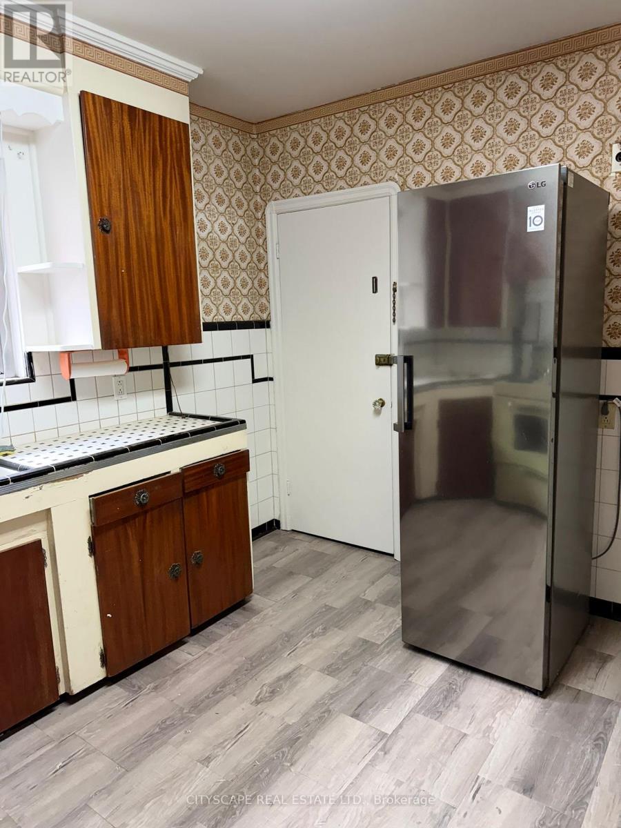 40 Ovida Avenue, Toronto, Ontario  M9B 1E1 - Photo 11 - W12485796