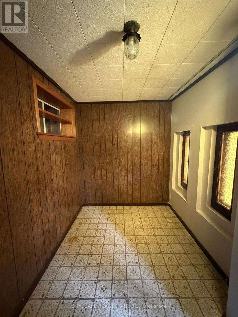 40 Ovida Avenue, Toronto, Ontario  M9B 1E1 - Photo 12 - W12485796