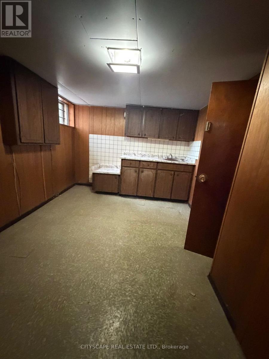 40 Ovida Avenue, Toronto, Ontario  M9B 1E1 - Photo 13 - W12485796