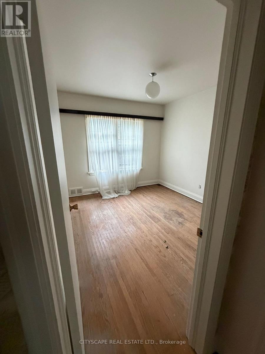 40 Ovida Avenue, Toronto, Ontario  M9B 1E1 - Photo 14 - W12485796