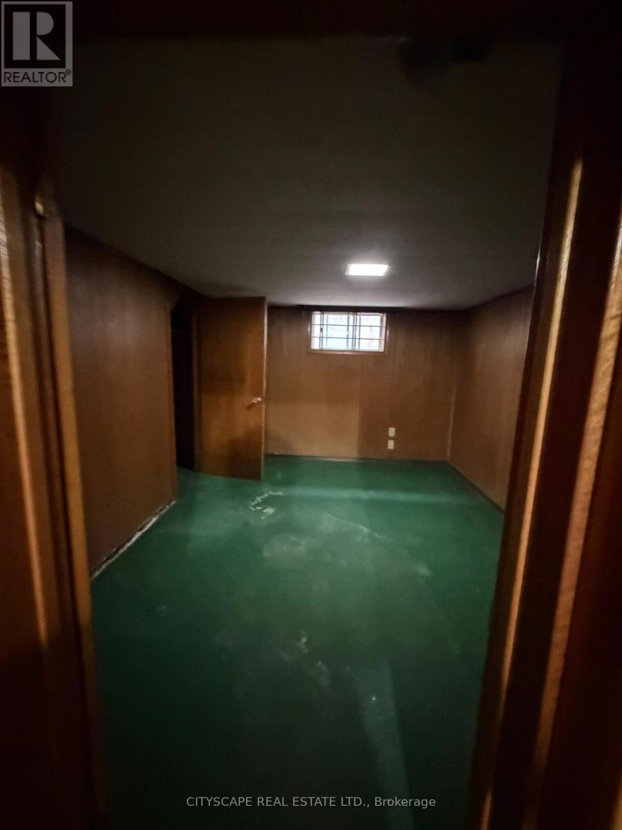 40 Ovida Avenue, Toronto, Ontario  M9B 1E1 - Photo 16 - W12485796