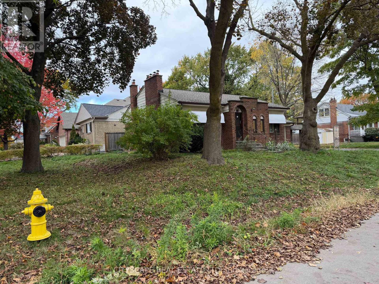 40 Ovida Avenue, Toronto, Ontario  M9B 1E1 - Photo 18 - W12485796