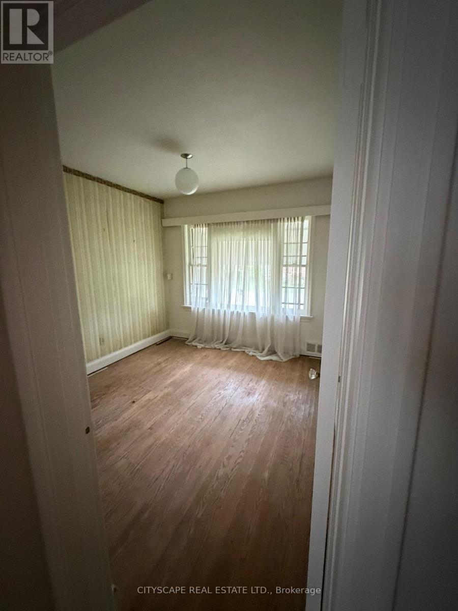 40 Ovida Avenue, Toronto, Ontario  M9B 1E1 - Photo 22 - W12485796