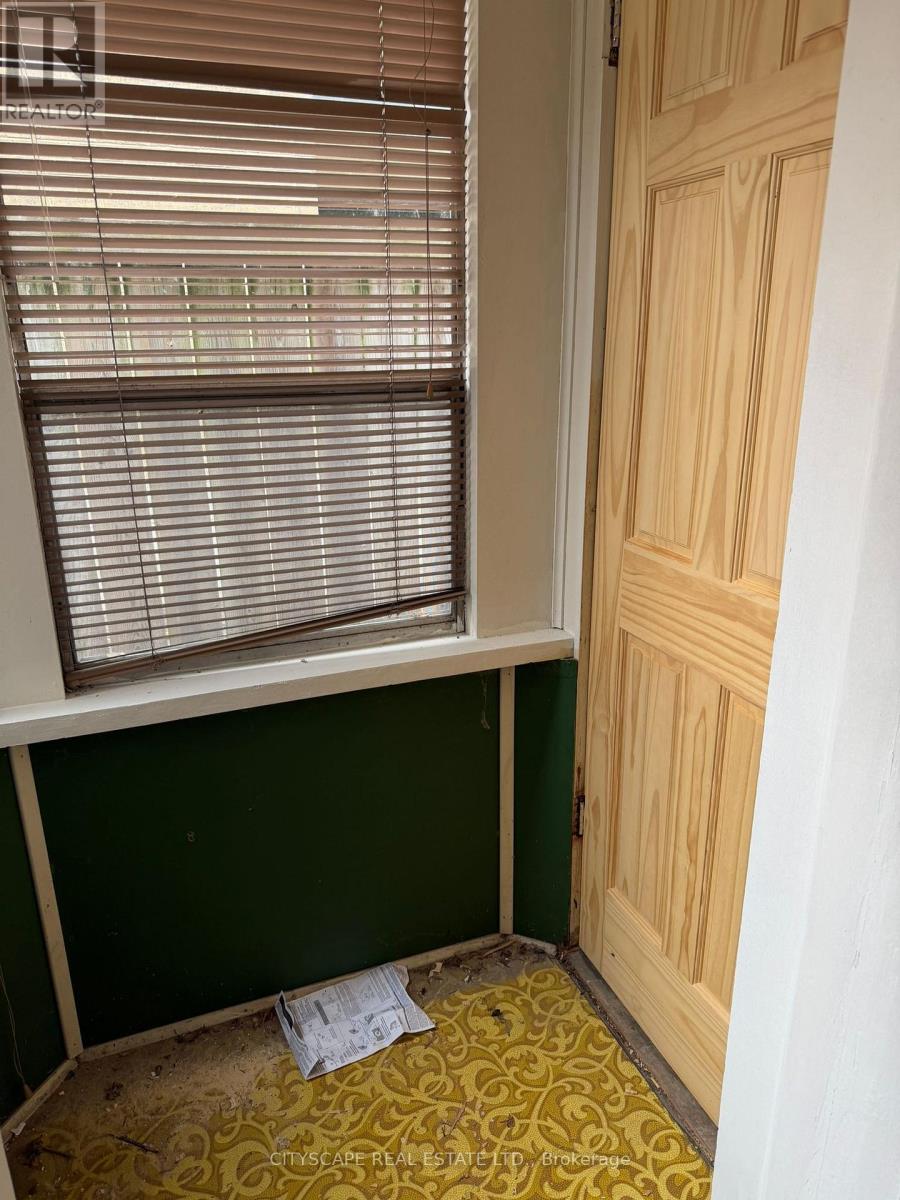 40 Ovida Avenue, Toronto, Ontario  M9B 1E1 - Photo 4 - W12485796