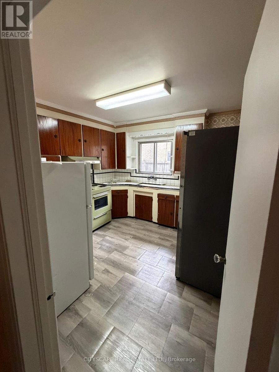 40 Ovida Avenue, Toronto, Ontario  M9B 1E1 - Photo 6 - W12485796