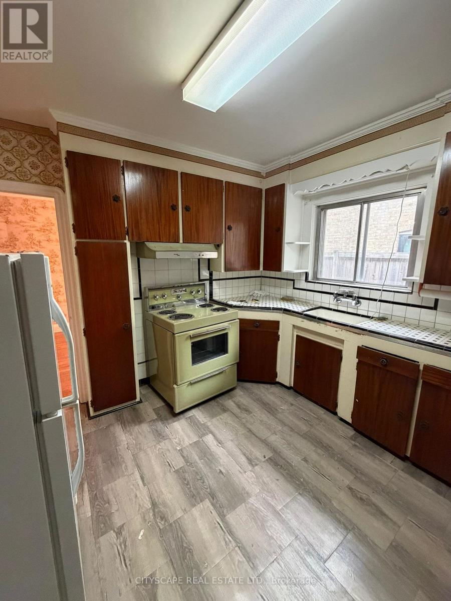 40 Ovida Avenue, Toronto, Ontario  M9B 1E1 - Photo 7 - W12485796