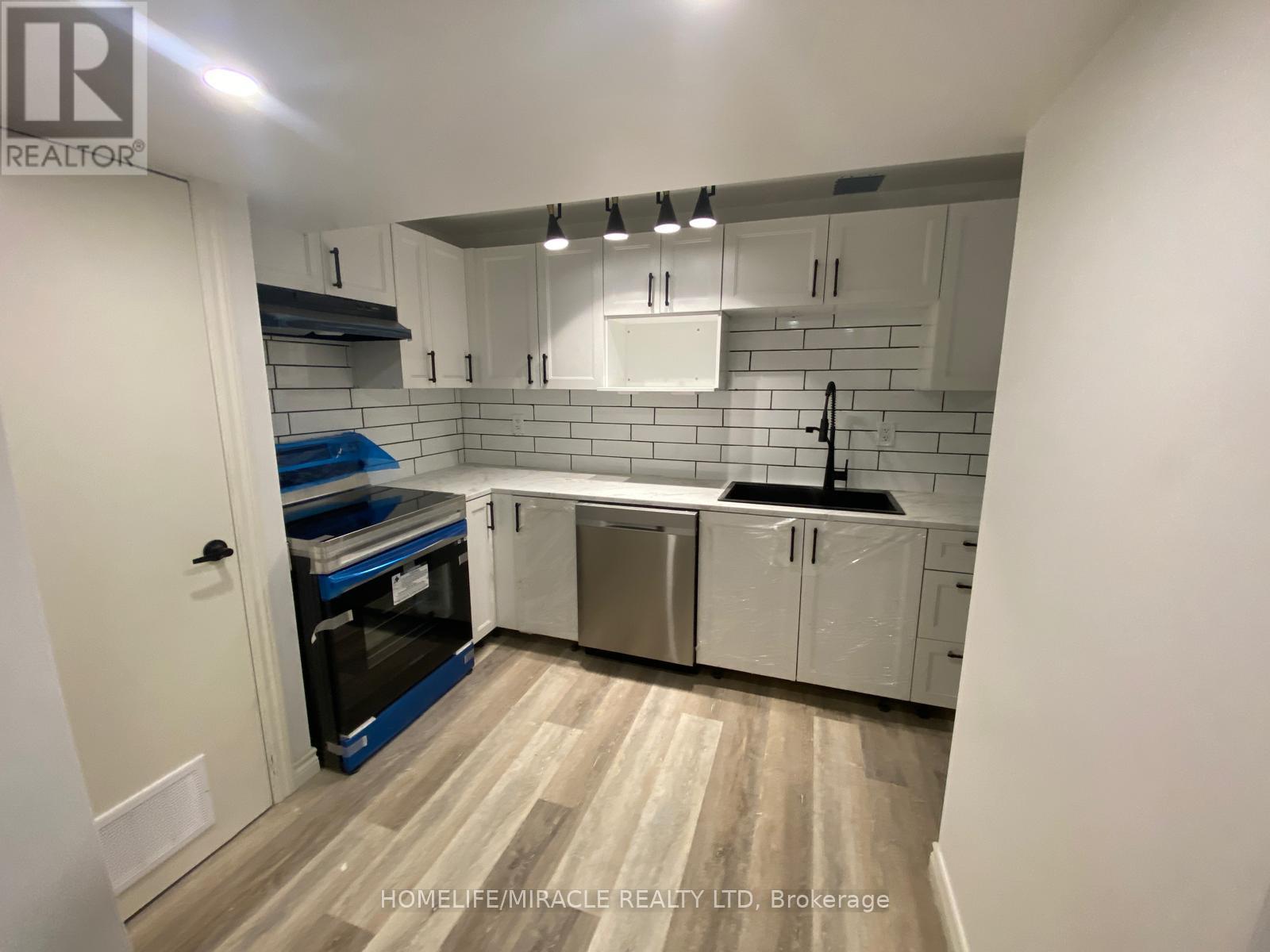 45 Snapdragon Square, Brampton, Ontario  L6P 3K2 - Photo 3 - W12485849