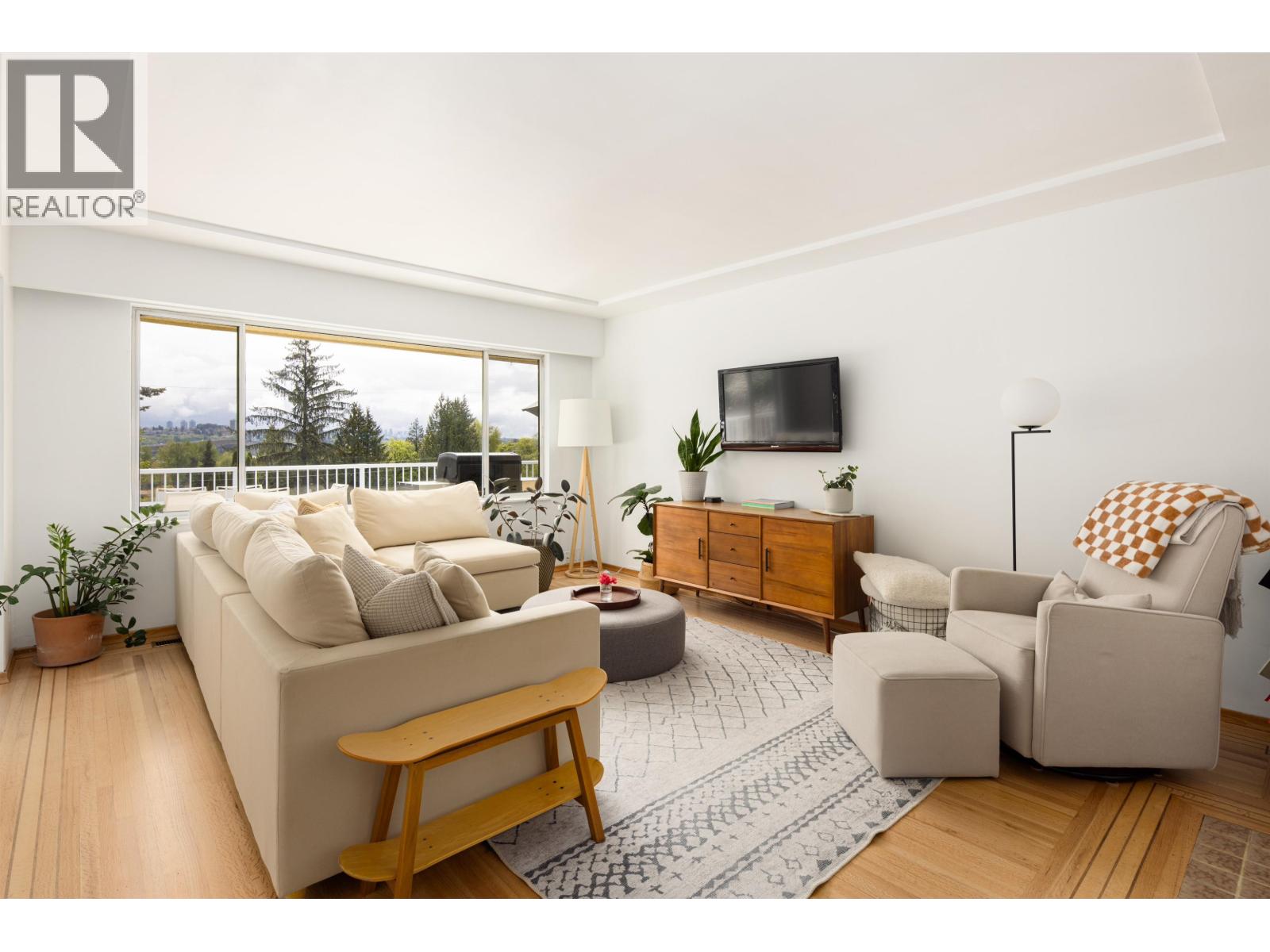 1231 Cloverley Street, North Vancouver, British Columbia  V7L 1N7 - Photo 3 - R3058441