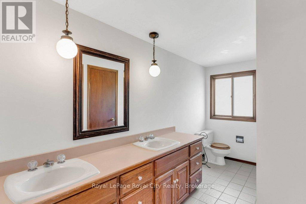 40 Keats Crescent, Guelph, Ontario  N1G 3B2 - Photo 32 - X12486016