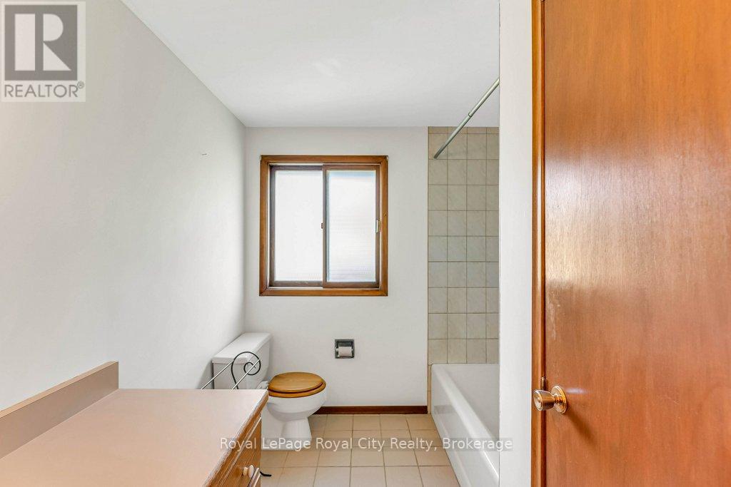 40 Keats Crescent, Guelph, Ontario  N1G 3B2 - Photo 33 - X12486016