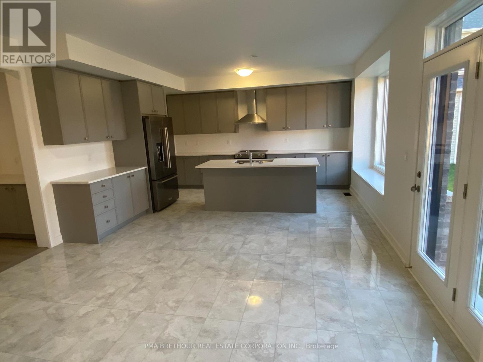 35 Brabin Circle, Whitby, Ontario  L1P 0B9 - Photo 3 - E12319751