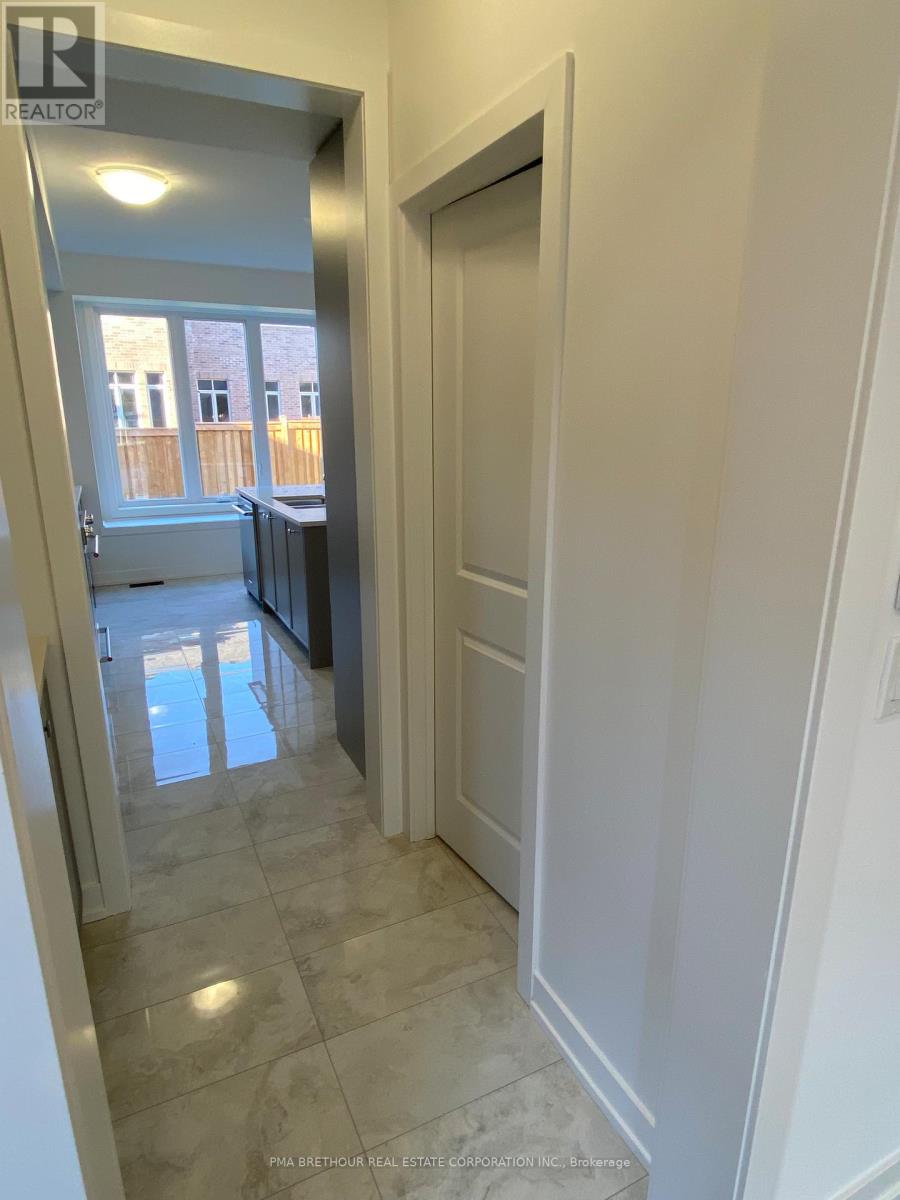 35 Brabin Circle, Whitby, Ontario  L1P 0B9 - Photo 5 - E12319751
