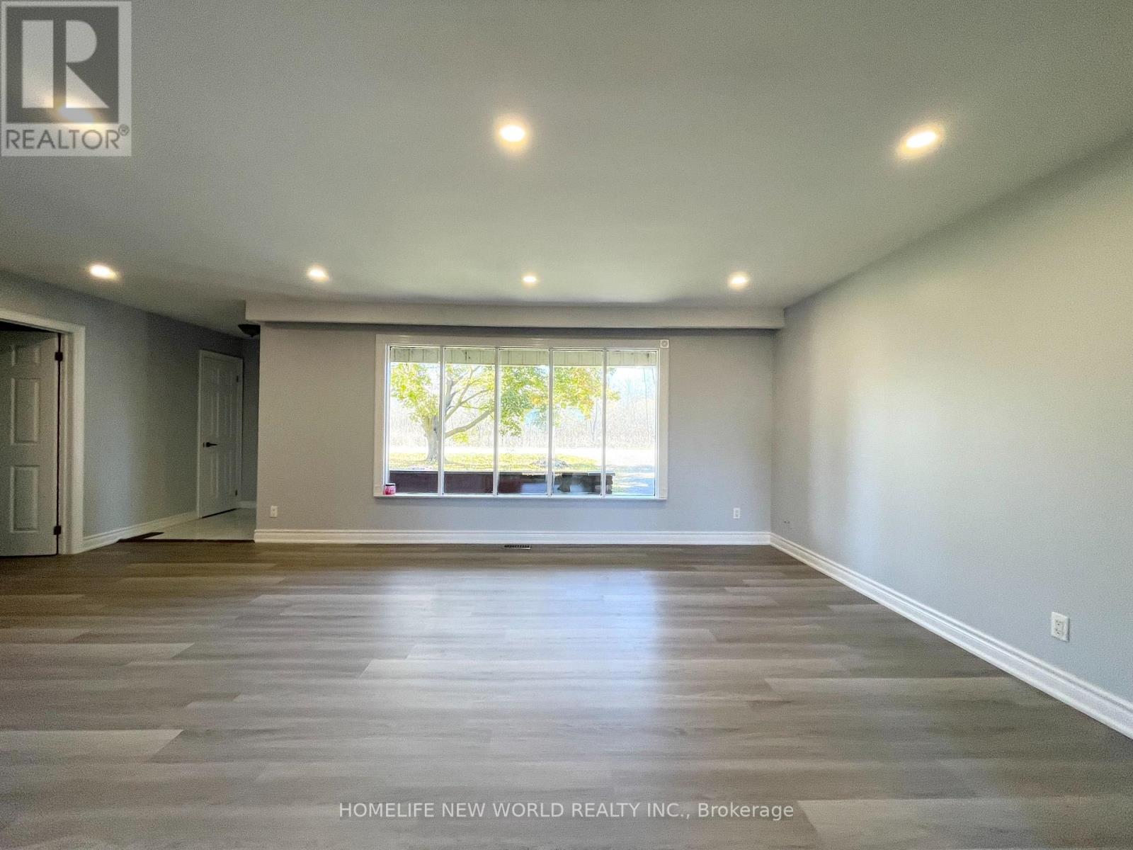 716 Lake Drive S, Georgina, Ontario  L4P 1V1 - Photo 5 - N12485896