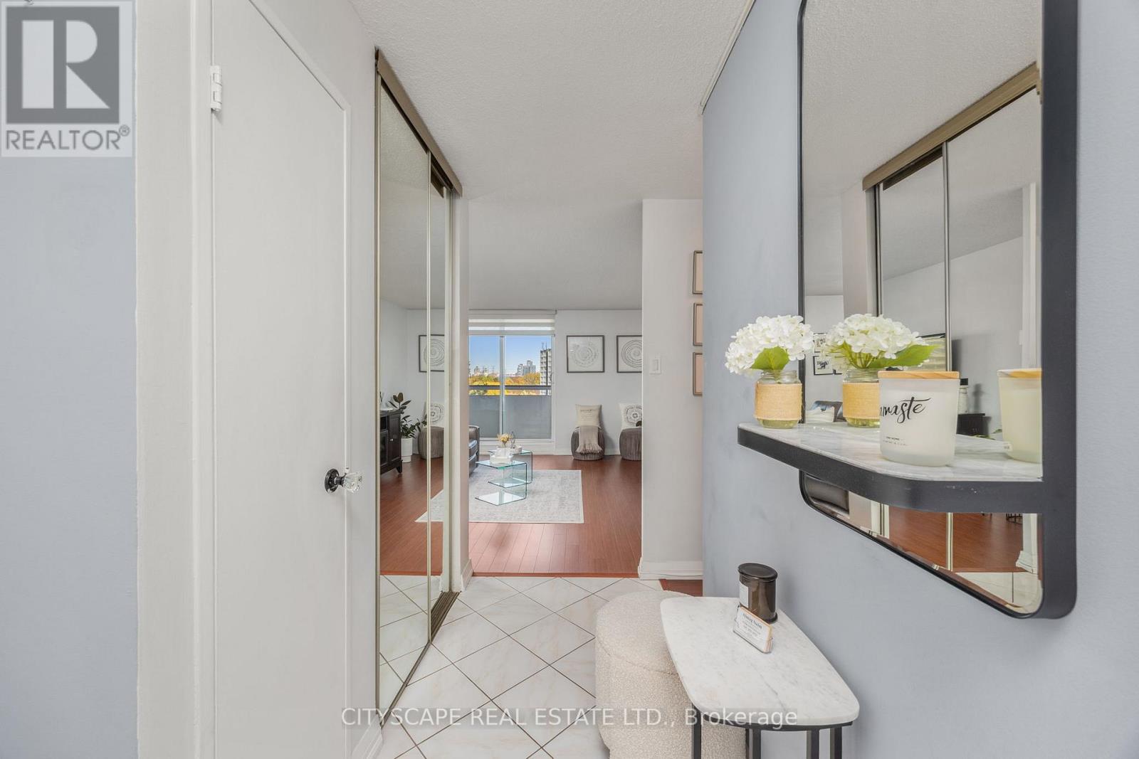 810 - 1 Royal Orchard Boulevard, Markham, Ontario  L3T 3C2 - Photo 2 - N12485963