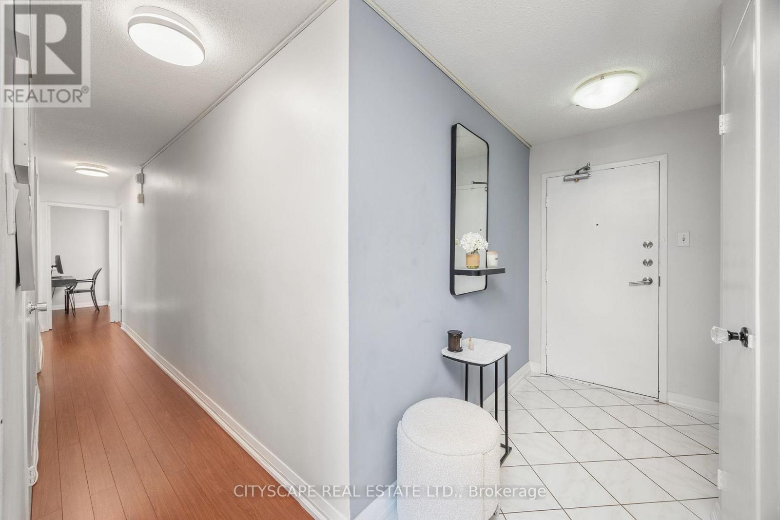 810 - 1 Royal Orchard Boulevard, Markham, Ontario  L3T 3C2 - Photo 3 - N12485963