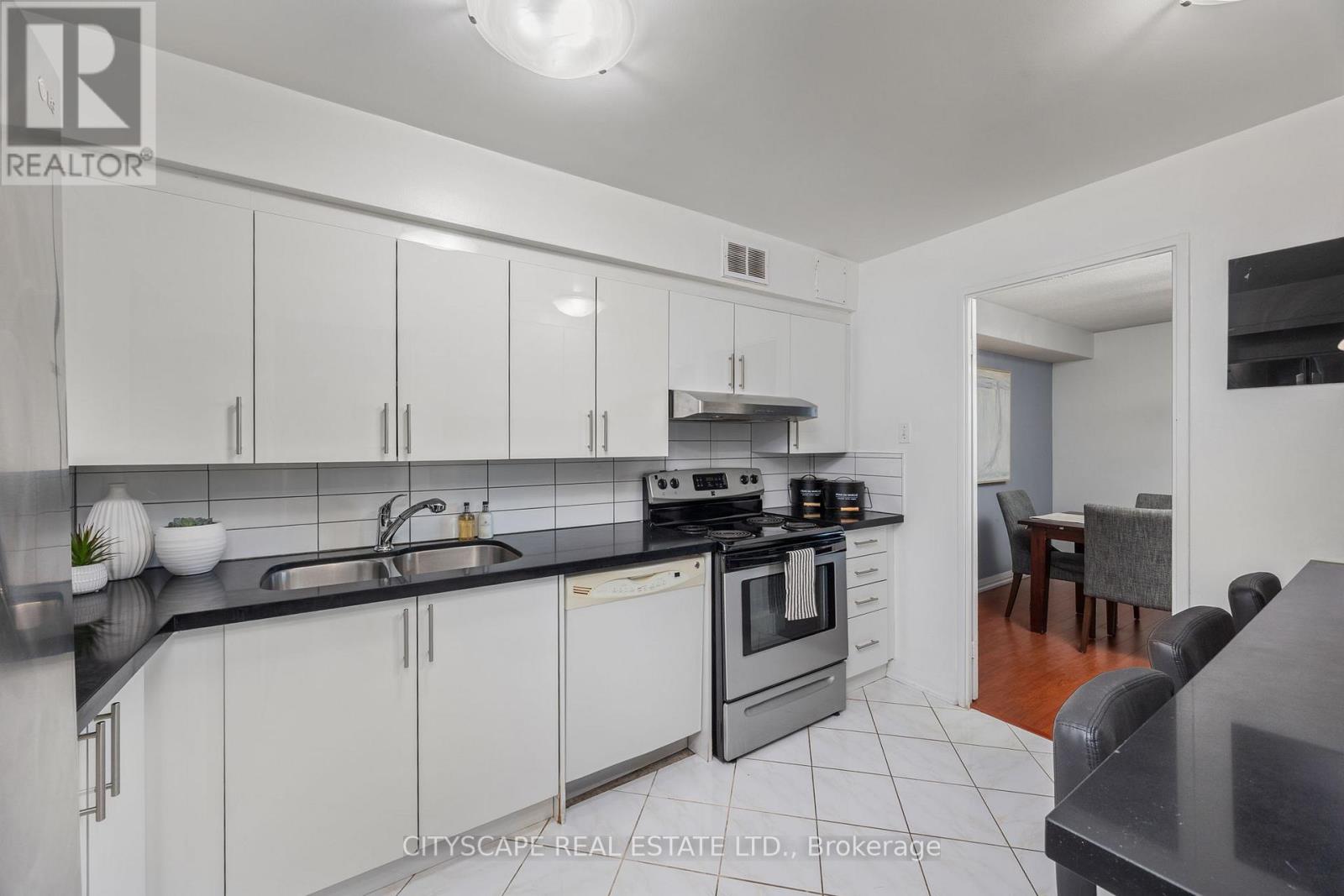 810 - 1 Royal Orchard Boulevard, Markham, Ontario  L3T 3C2 - Photo 9 - N12485963