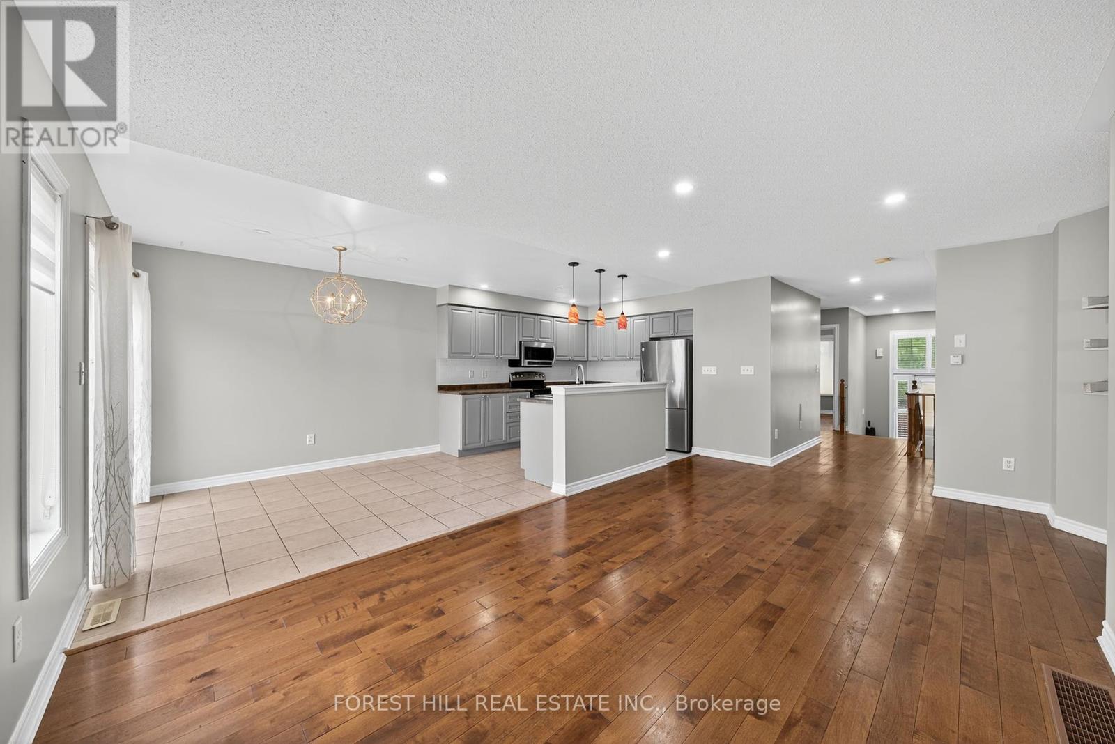 70 Diana Way, Barrie, Ontario  L4M 7H9 - Photo 4 - S12458617