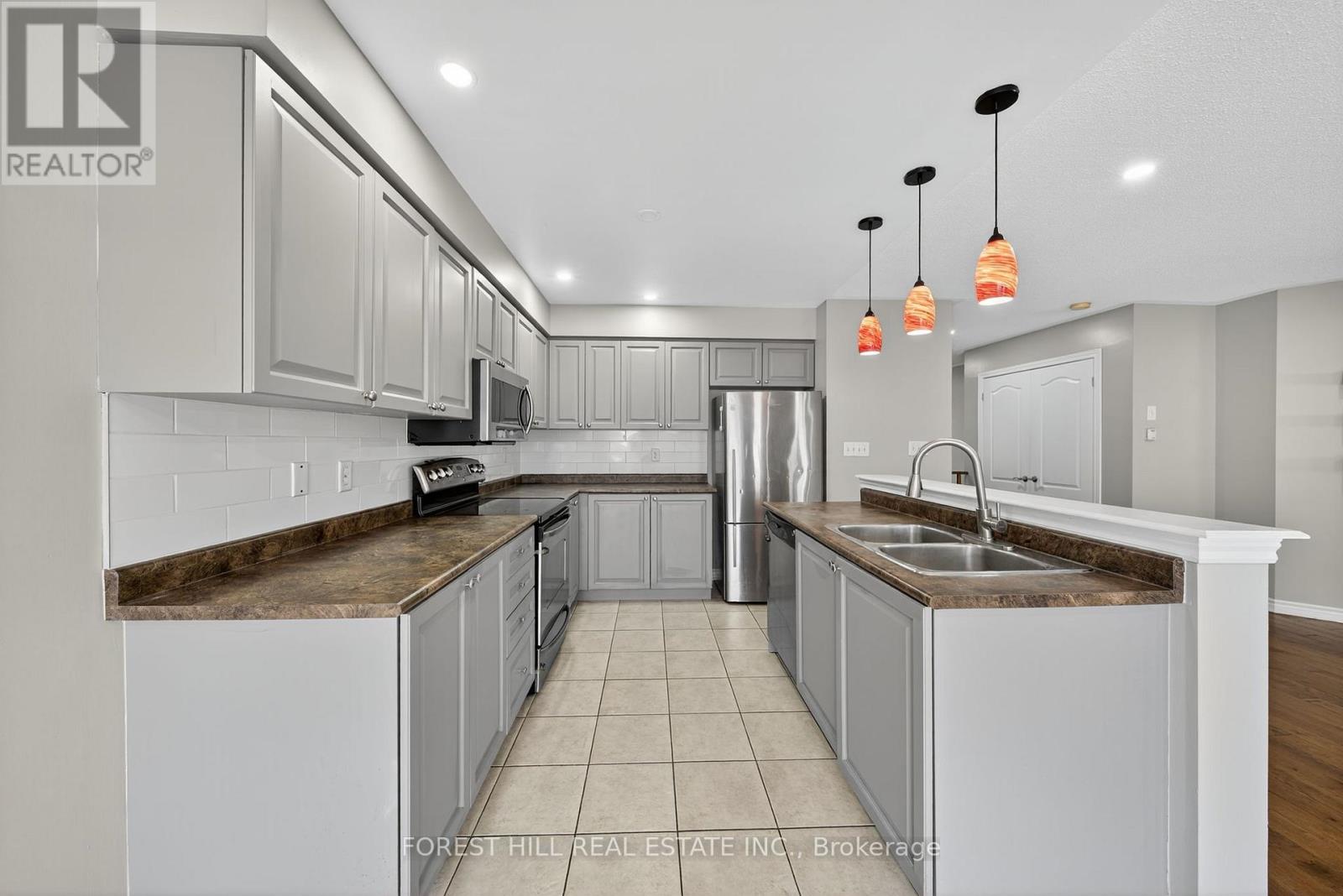 70 Diana Way, Barrie, Ontario  L4M 7H9 - Photo 6 - S12458617