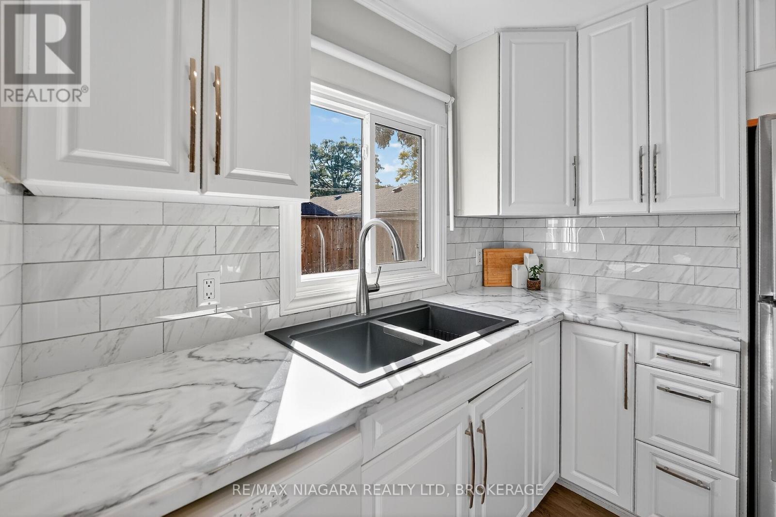 359 Oxford Avenue, Fort Erie, Ontario  L0S 1B0 - Photo 16 - X12486005