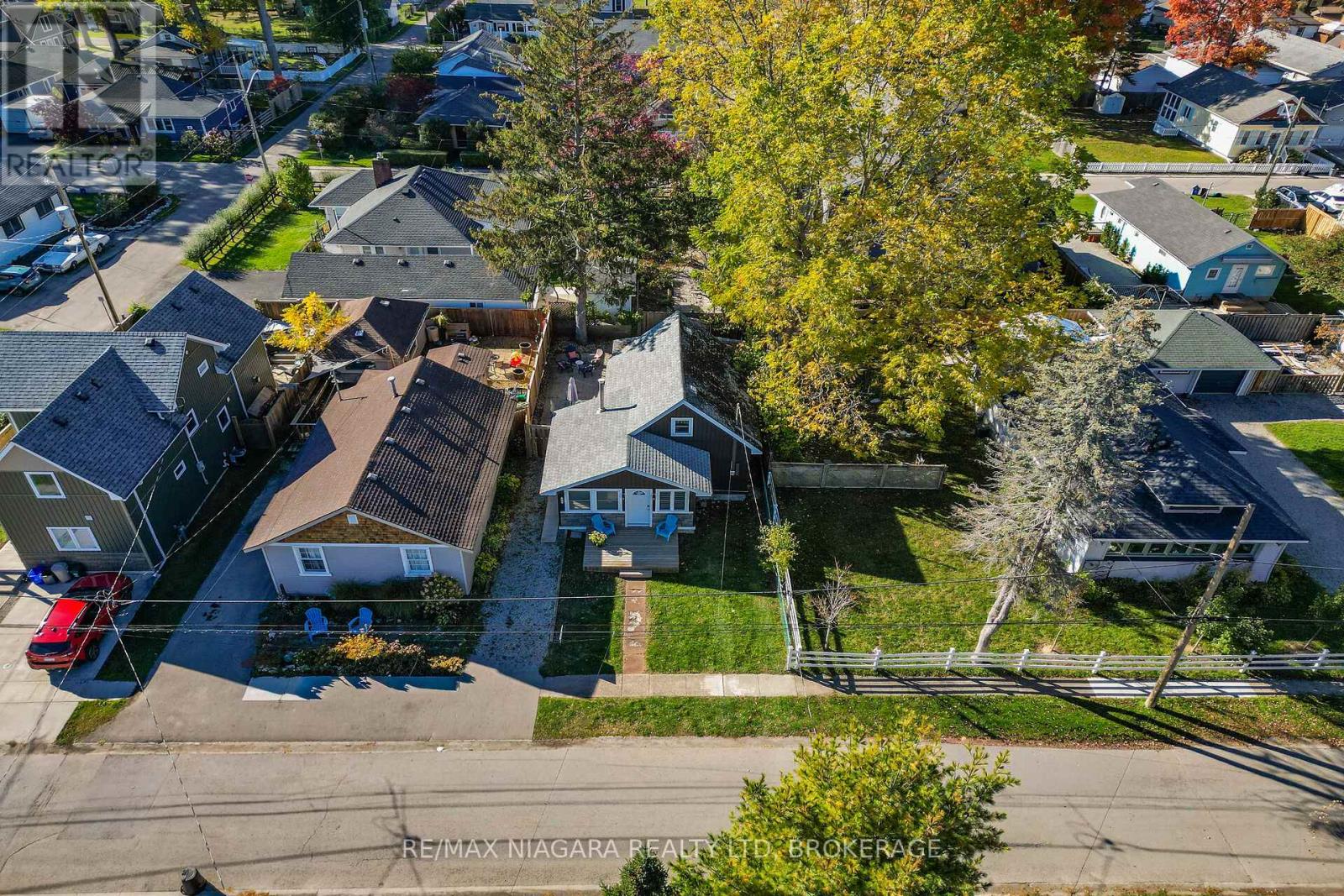 359 Oxford Avenue, Fort Erie, Ontario  L0S 1B0 - Photo 3 - X12486005