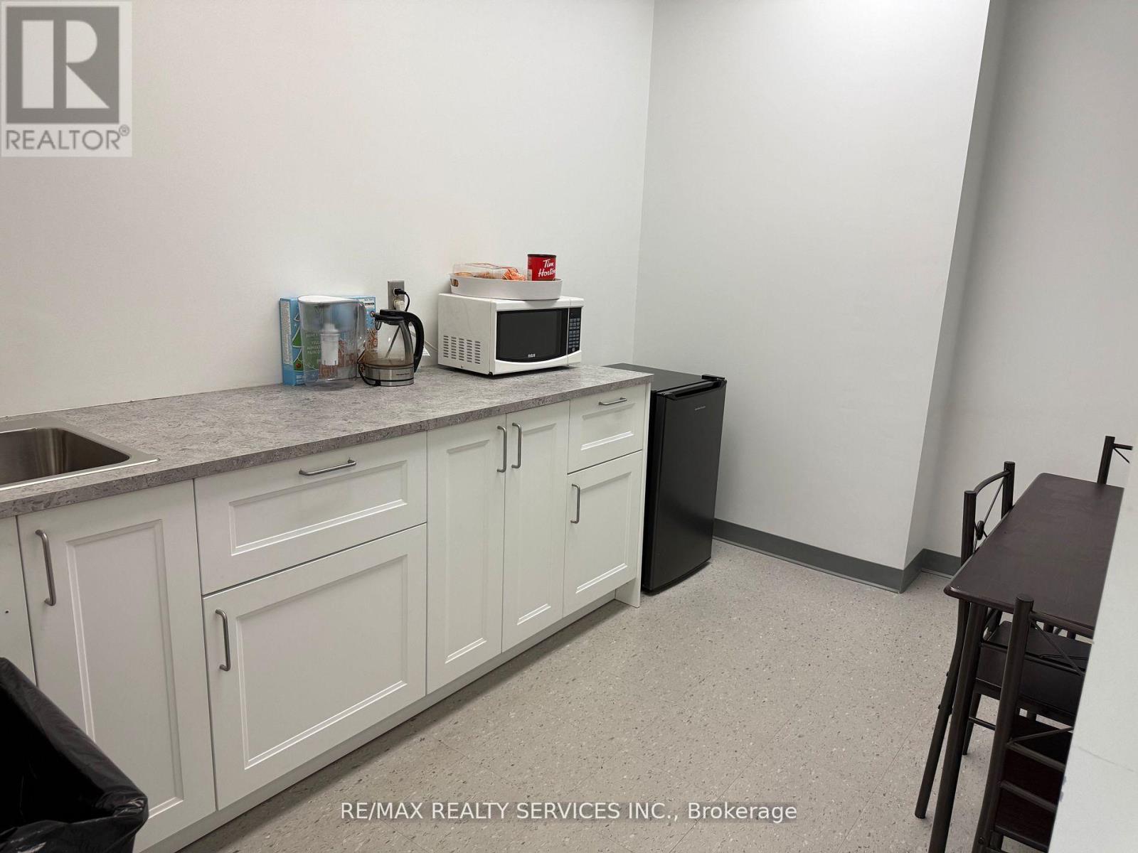 217 - 6705 Tomken Rd Road, Mississauga, Ontario  L5T 2J6 - Photo 5 - W12485891